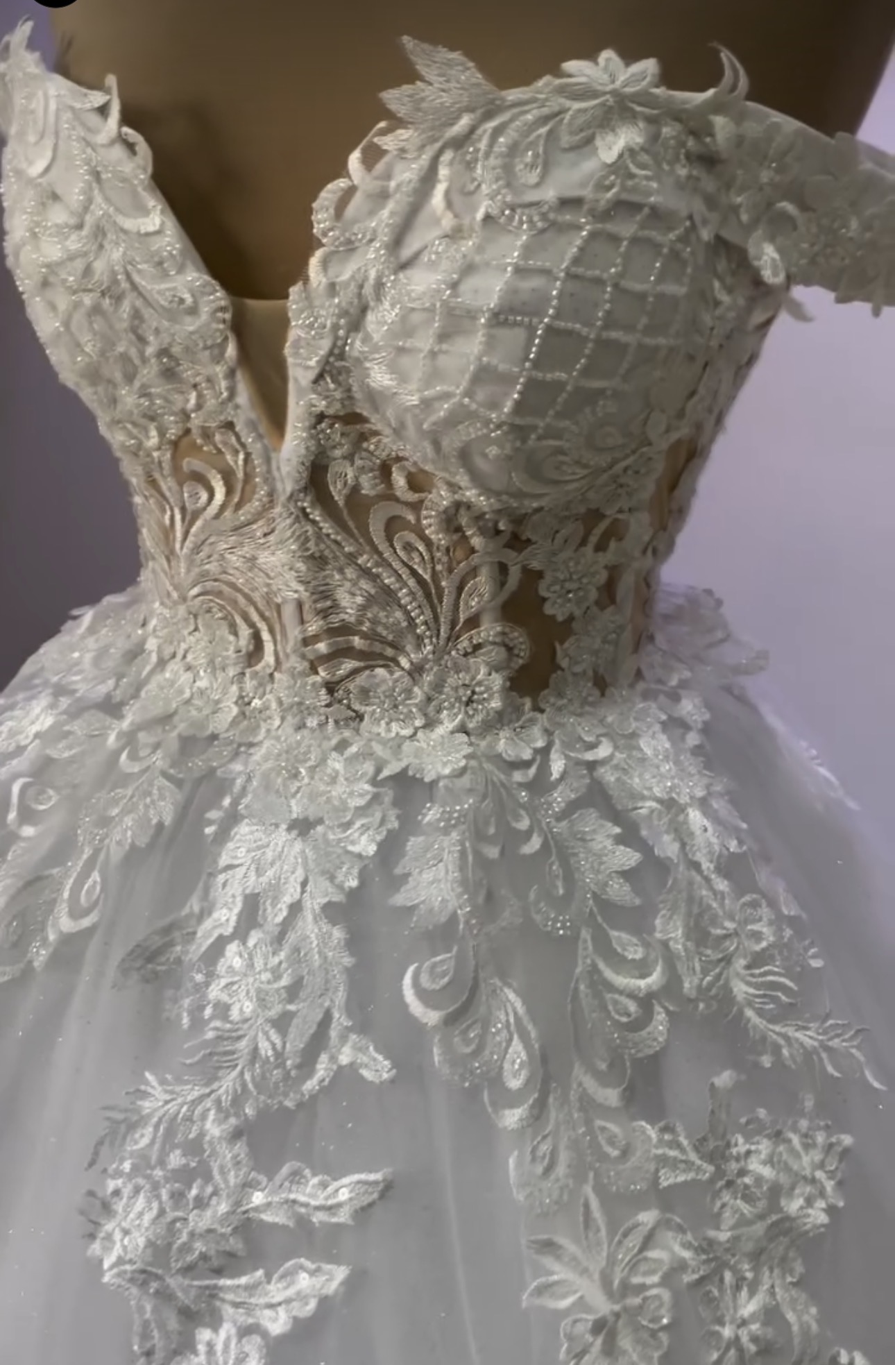 Vestido de novia princesa con blusa tono piel