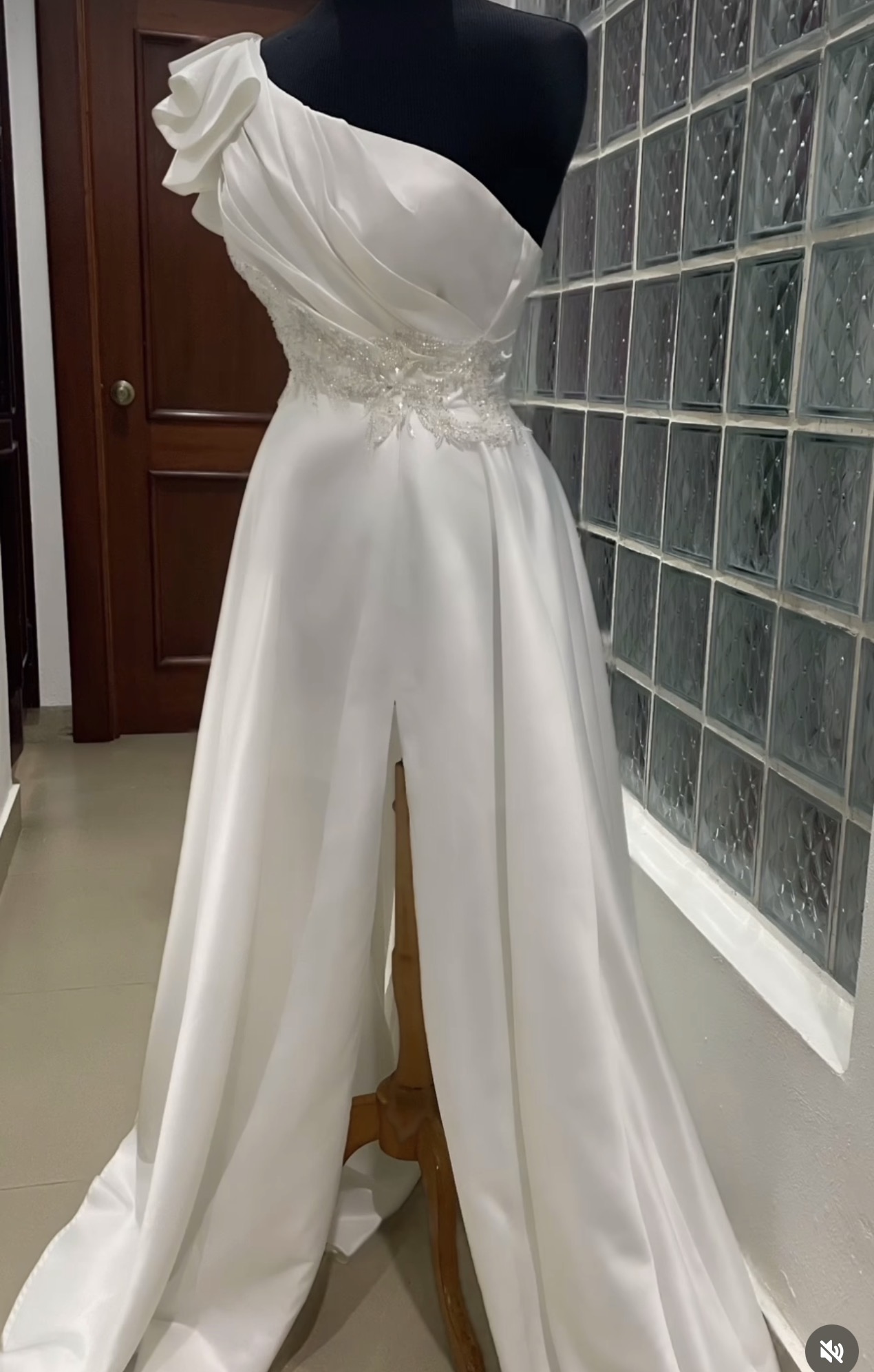Vestido de novia sencillo de podesua medio hombro con piedra en la blusa