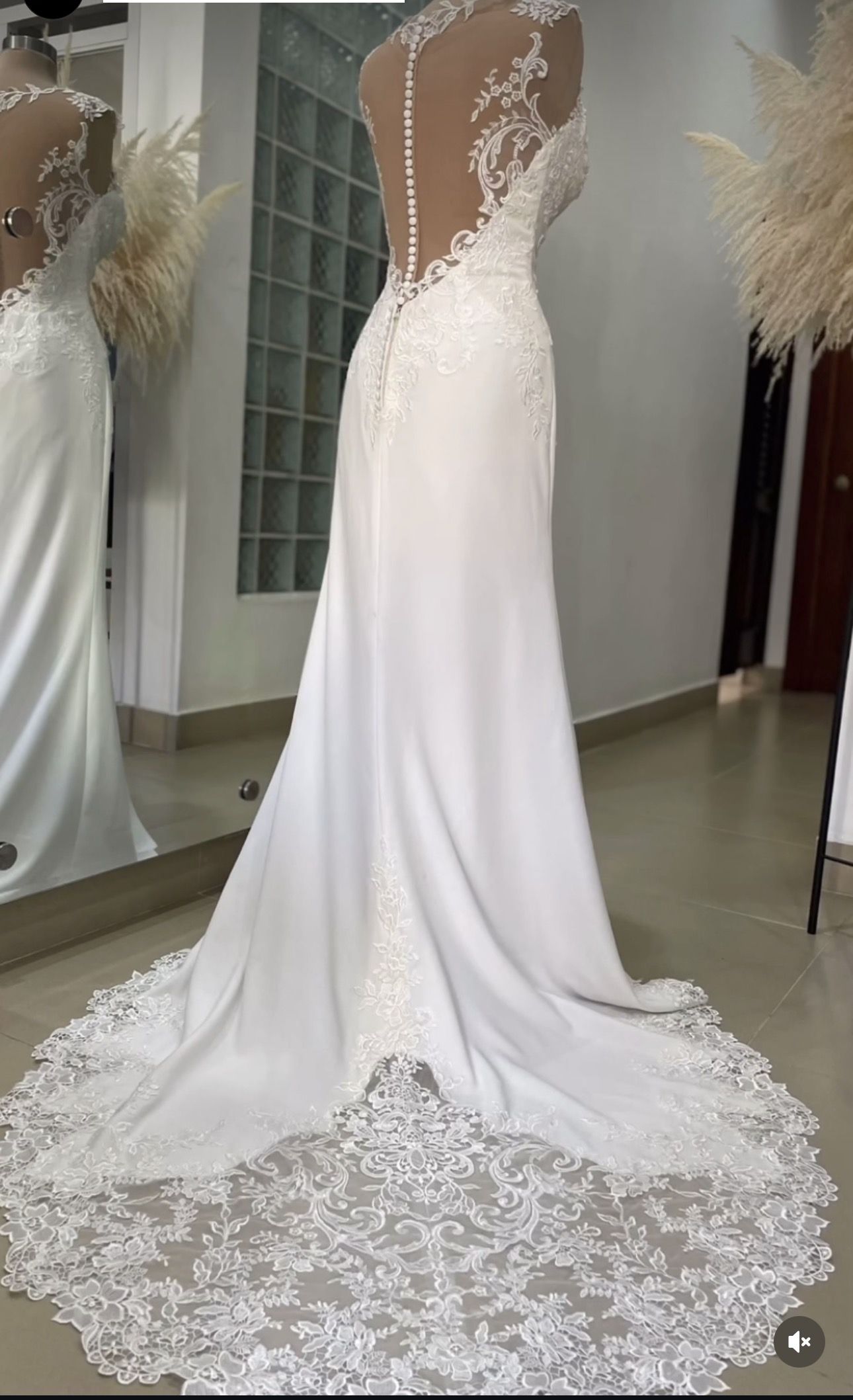 Vestido de novia sirena con transparencia en la cola