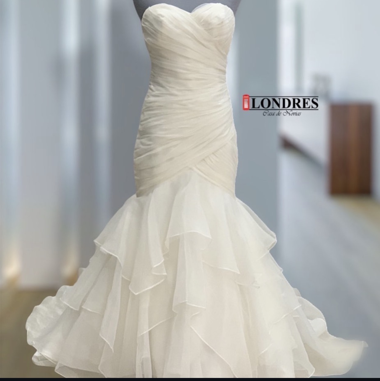 Vestido de novia sirena con vuelo en la falda