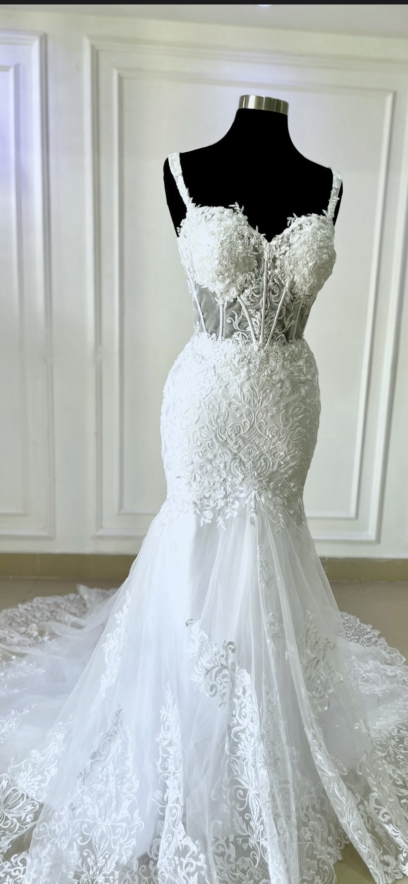 Vestido de novia sirena en encaje con blusa transparente